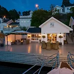 Luxurious Boathouse With Private Dock In The Location In Hébergement de vacances