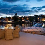 Luxurious Boathouse With Private Dock In The Location In Hébergement de vacances *