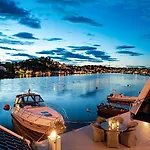 Hébergement de vacances Luxurious Boathouse With Private Dock In The Location In