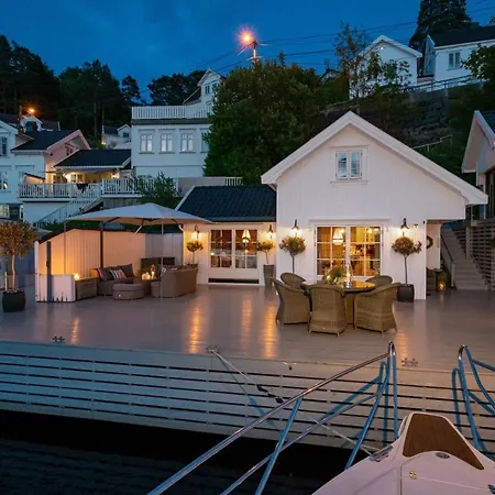 Luxurious Boathouse With Private Dock In The Location In 度假居