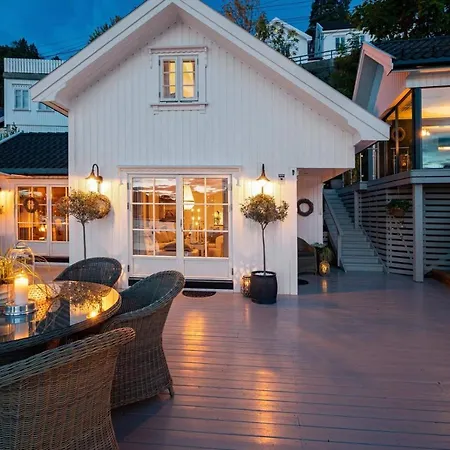 Luxurious Boathouse With Private Dock In The Location In Prázdninový dům
