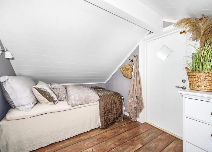 Hébergement de vacances Luxurious Boathouse With Private Dock In The Location In *