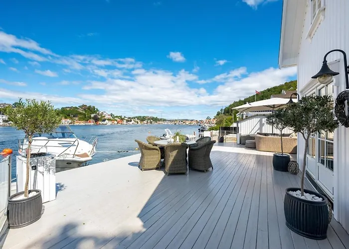 Hébergement de vacances Luxurious Boathouse With Private Dock In The Location In *