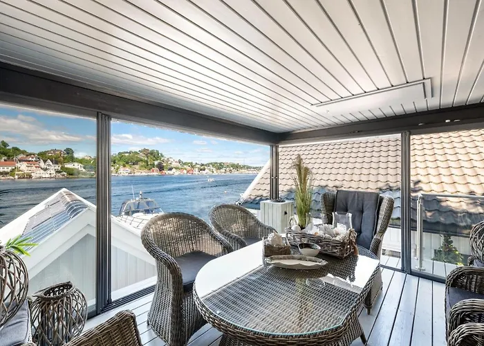 Hébergement de vacances Luxurious Boathouse With Private Dock In The Location In *