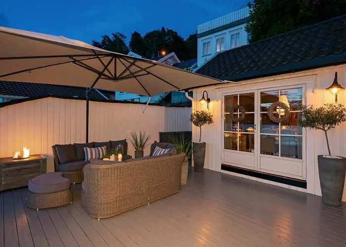 Hébergement de vacances Luxurious Boathouse With Private Dock In The Location In *
